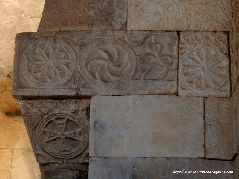 CAPITEL SUR DEL ARCO TRIUNFAL, DESDE LA NAVE